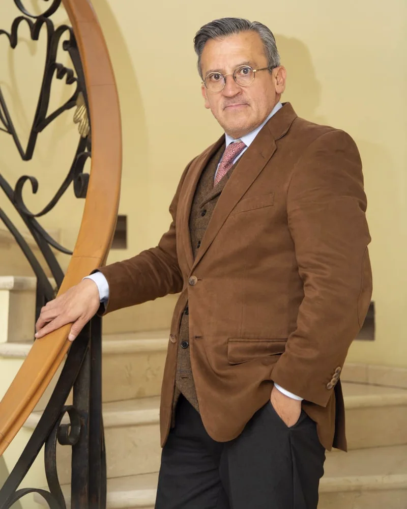 Ricardo Zinser, socio fundador, en la escalinata del despacho